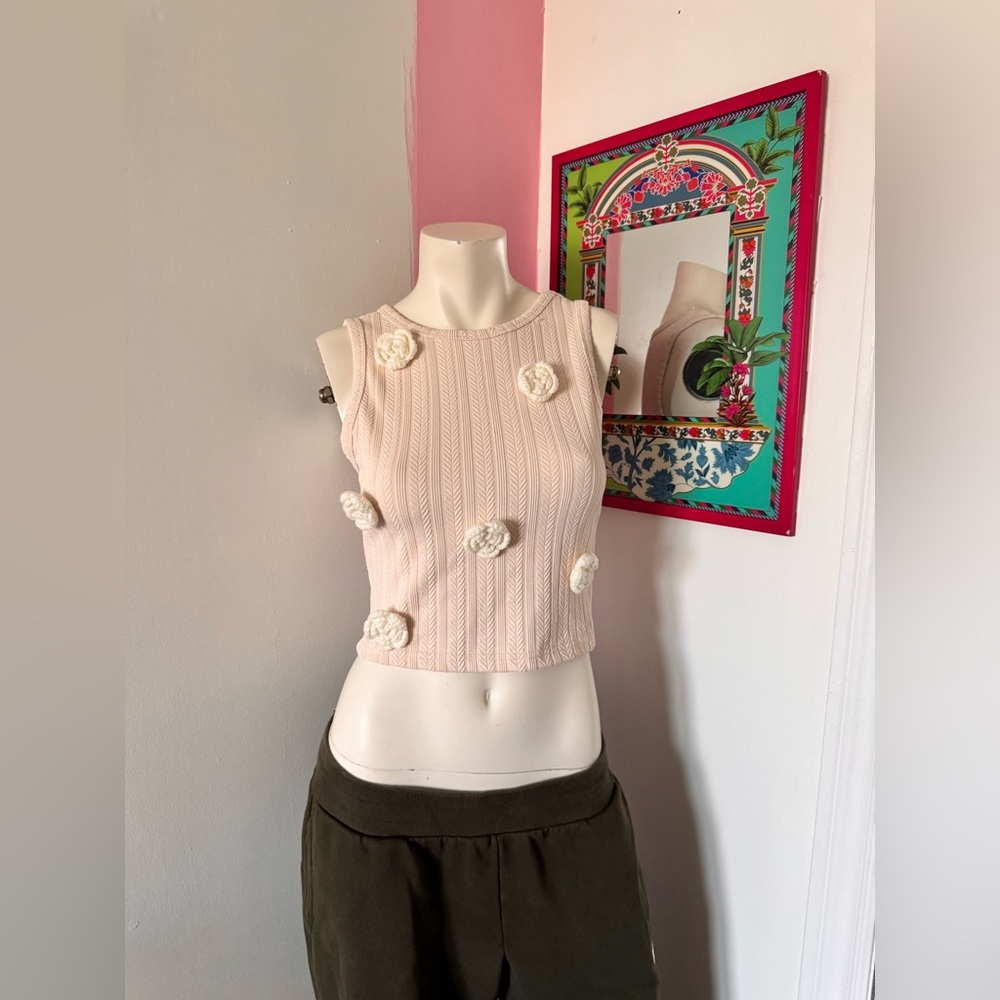 Sleeveless Pink Cropped Knit Top with Floral Appliqué